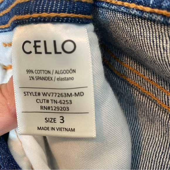Cello Distressed Blue Wash Mom Skinny Jeans. Size 3 - Picture 4 of 8